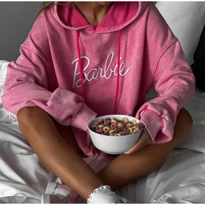 Tvättad Tröja med Broderad 'Barbie' – Trendig & Stilren