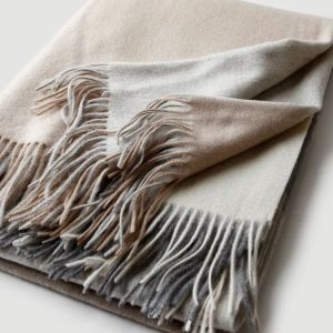 Lyxig Lammullsfilt med Fransar – Perfekt för Hem, Resor & Mysiga Stunder